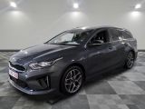 une voiture grise garée sur le sol en damier d'un garage