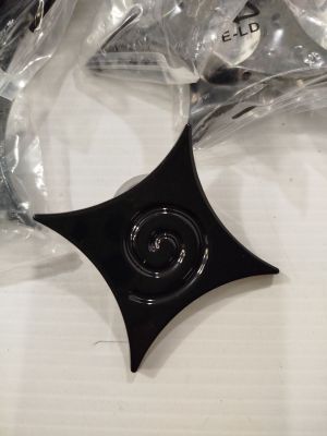 un gros plan d'un objet noir posé sur une table