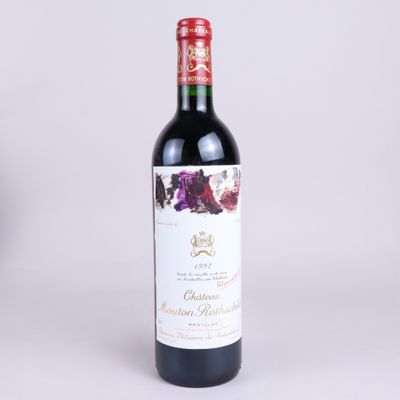 une bouteille de vin rouge posée sur une table blanche