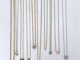 une collection de colliers et de bracelets