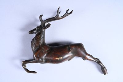 statue d'un cerf dont les bois reposent sur ses pattes arrière