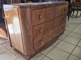 une grande commode en bois au milieu d'une pièce