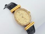 gros plan d'une montre-bracelet sur une surface blanche