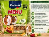 un sac de nourriture avec un hamster assis à côté