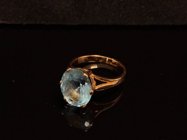 Bague solitaire en or 18c carats 750 millième. A décor d’une pier...