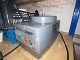 une machine posée sur une table