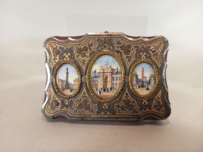 Porte monnaie métal doré à décor d'arabesques entourant troi…