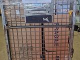 un chariot sur lequel sont posés de nombreux cartons