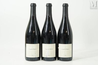 trois bouteilles de vin sont alignées sur une surface blanche