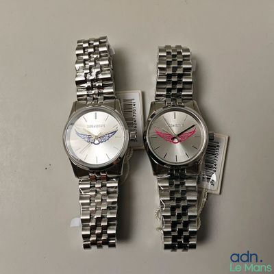 deux montres assises l'une à côté de l'autre sur une table