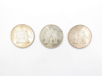 trois types de pièces différents sur une surface blanche