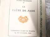 un livre ouvert sur lequel figure la photo d'un homme