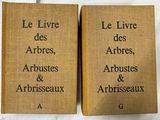 Deux livres sont posés sur un plan de travail en marbre