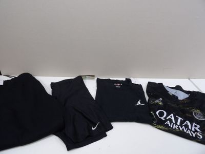 un tas de vêtements posés sur une table