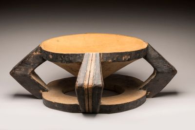 une image représentant une table en bois sur laquelle figure un motif circulaire