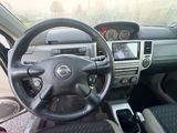 vue du tableau de bord d'une voiture, avec le volant et les commandes du tableau de bord