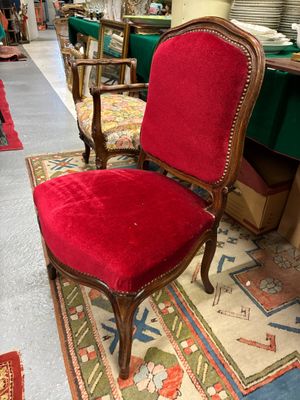 une chaise rouge posée sur un tapis dans une pièce