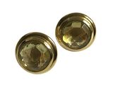paire de boucles d'oreilles dorées ornées d'une pierre facettée