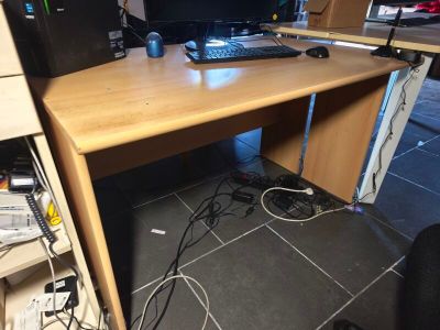 un bureau d'ordinateur équipé d'un clavier et d'une souris