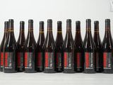 six bouteilles de vin alignées sur une table