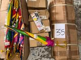 une pile de parapluies de toutes les couleurs posée par terre