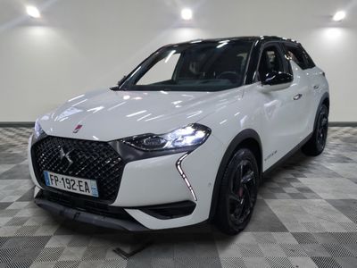 l'avant d'un SUV blanc garé sur un sol à damier