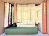 une boîte pleine de livres posés les uns sur les autres