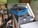 une pile de boîtes empilées les unes sur les autres