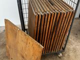 de nombreuses planches de bois dans une cage métallique