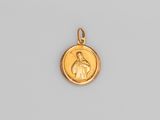 une médaille en or représentant la Vierge Marie et l'Enfant Jésus
