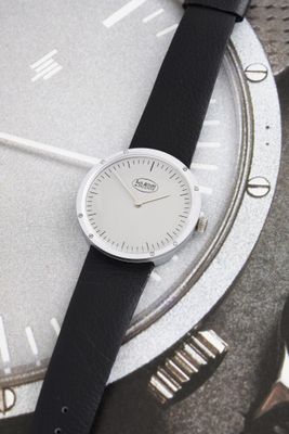 gros plan d'une montre-bracelet sur une table