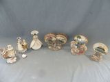 de nombreuses figurines de formes et de tailles variées sur la table