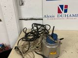 une machine posée sur une table à côté d'un panneau