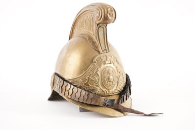un casque en or orné d'un motif décoratif