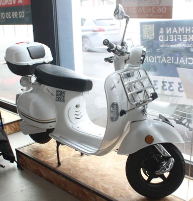 un scooter garé devant une fenêtre