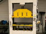 la photo d'une machine qui se trouve dans un garage