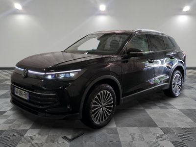 le 4x4 noir est garé sur le sol en damier d'un garage