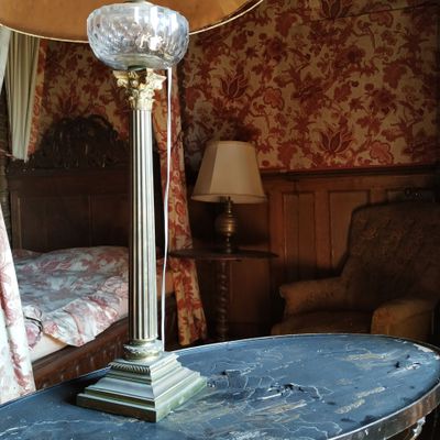 une table surmontée d'une lampe dans une pièce