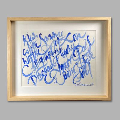 un tableau bleu et blanc, encadré de bois, accroché au mur
