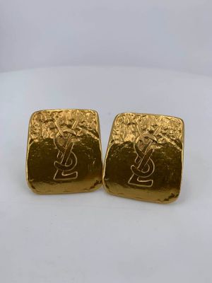 a pair of gold earrings with the letter y on them