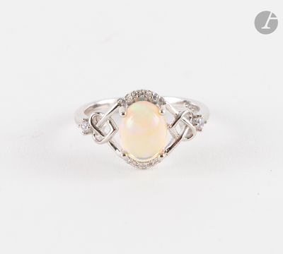 une bague en or blanc sertie d'un opalite et d'un diamant