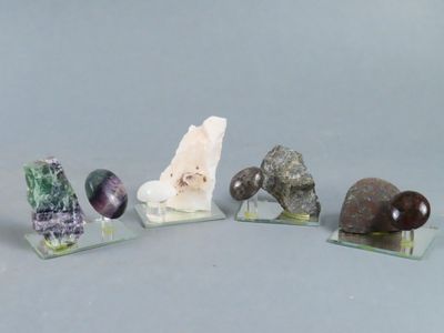 Plusieurs types de roches et de pierres sont exposés sur des blocs de verre.