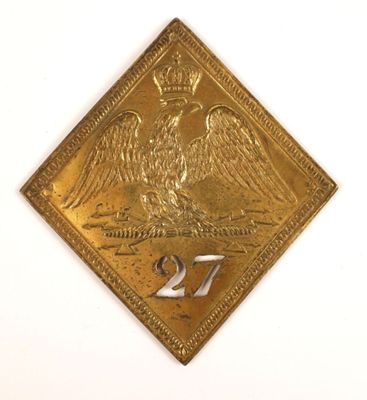 une image représentant une assiette en or ornée d'un aigle et d'une couronne