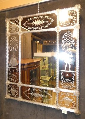 un grand miroir accroché au mur d'une pièce