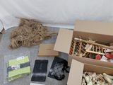 Des cartons contenant des objets divers sont posés par terre près d'un mur.