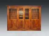 une bibliothèque ancienne en noyer avec des portes vitrées