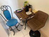 deux chaises et une table dans le coin d'une pièce