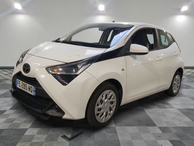 une photo d'une Toyota Yaris blanche garée dans un garage