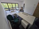 une photo d'un bureau vide avec un bureau et une chaise
