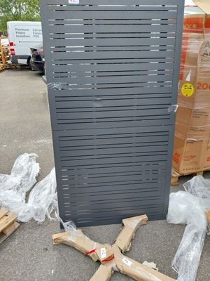 une pile de boîtes posées sur le sol